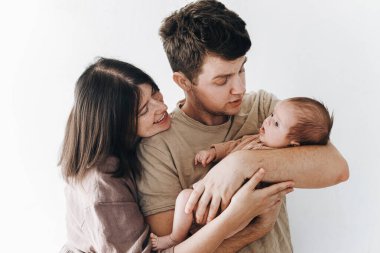Anneler günün kutlu olsun ve babalar günün kutlu olsun! Mutlu çift küçük oğluna sarılıyor. Annelik ve ebeveynlik. Evlat edinme ve doğurganlık kavramı