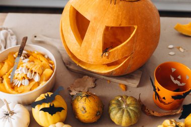 Kriko feneri yapıyorum. Cadılar bayramı için masaya balkabağı oyma, Cadılar Bayramı süsü, şaka mı şeker mi kovası, örümcekler ve yarasalar yaklaşır. Tatil hazırlama detayları. Mutlu Cadılar Bayramı