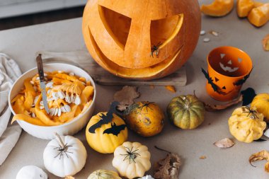 Kriko feneri yapıyorum. Cadılar bayramı için masaya balkabağı oyma, Cadılar Bayramı süsü, şaka mı şeker mi kovası, örümcekler ve yarasalar yaklaşır. Tatil hazırlama detayları. Mutlu Cadılar Bayramı