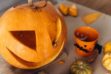 Kriko feneri yapıyorum. Cadılar bayramı için masaya balkabağı oyma, Cadılar Bayramı süsü, şaka mı şeker mi kovası, örümcekler ve yarasalar yaklaşır. Tatil hazırlama detayları. Mutlu Cadılar Bayramı