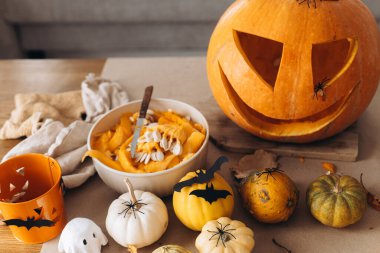 Kriko feneri yapıyorum. Cadılar bayramı için masaya balkabağı oyma, Cadılar Bayramı süsü, şaka mı şeker mi kovası, örümcekler ve yarasalar yaklaşır. Tatil hazırlama detayları. Mutlu Cadılar Bayramı