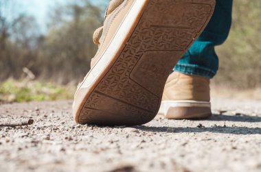 Orman ayakkabılarıyla yolda yaşam tarzı yürüyüşü.