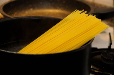 Mutfakta tencerede spagetti pişiyor. Yakın plan görüş.