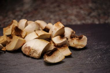 Doğranmış mantarlar mutfağı kapatır.