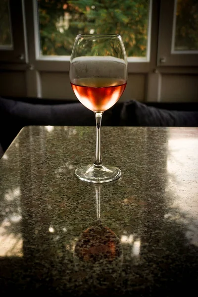 Ροζέ Κρασί Ποτήρι Κρασιού Στην Κουζίνα Στο Σπίτι — Φωτογραφία Αρχείου