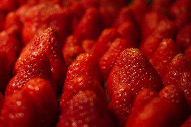 Tepside donmuş çilekler seçici odak noktası yakın görünüm