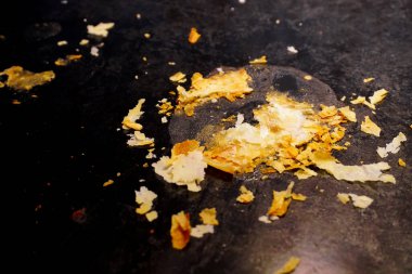 Fırın tepsisine yapıştırılmış kırıntılar görüntüyü kapat