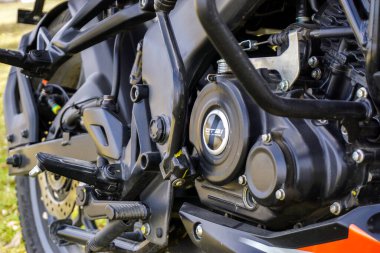 Motorun parçaları görüntüyü kapatır