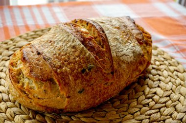 Mutfakta zanaatkar ekmeği var. Yakın görüş.