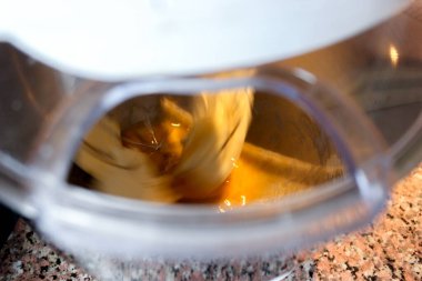 Tatlı hamurlu elmalı turta hazırlığı mutfakta. Yakın çekim manzarası.