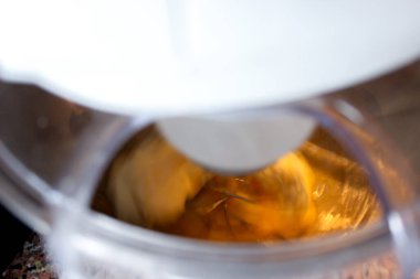 Tatlı hamurlu elmalı turta hazırlığı mutfakta. Yakın çekim manzarası.