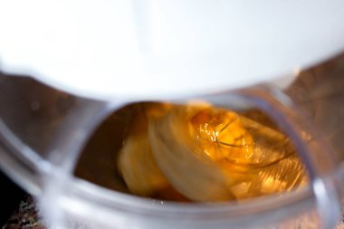 Tatlı hamurlu elmalı turta hazırlığı mutfakta. Yakın çekim manzarası.