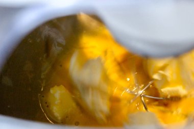 Tatlı hamurlu elmalı turta hazırlığı mutfakta. Yakın çekim manzarası.