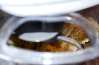 Tatlı hamurlu elmalı turta hazırlığı mutfakta. Yakın çekim manzarası.