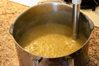 Mutfakta mercimek çorbası hazırlığı var.