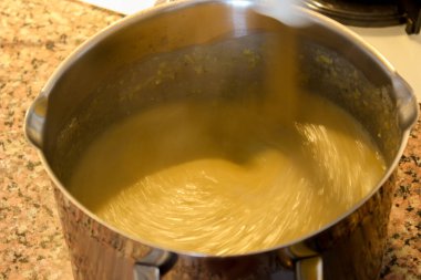 Mutfakta mercimek çorbası hazırlığı var.