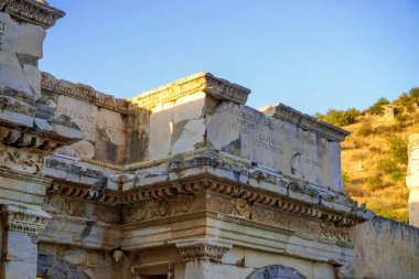 20 Haziran 2024 Selcuk İzmir Türkiye. Efes, gün batımında kütüphane tiyatrosu ve sanat eserleriyle antik bir şehir kuruyor.