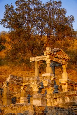 20 Haziran 2024 Selcuk İzmir Türkiye. Efes, gün batımında kütüphane tiyatrosu ve sanat eserleriyle antik bir şehir kuruyor.