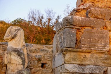 20 Haziran 2024 Selcuk İzmir Türkiye. Efes, gün batımında kütüphane tiyatrosu ve sanat eserleriyle antik bir şehir kuruyor.