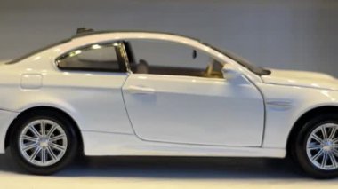 24 Eylül 2024 Eskisehir Türkiye. Yuvarlanan platformda model arabaları yakın görüntüde göster