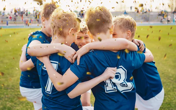 Мужская Школьная Футбольная Команда Празднует Успех — стоковое фото