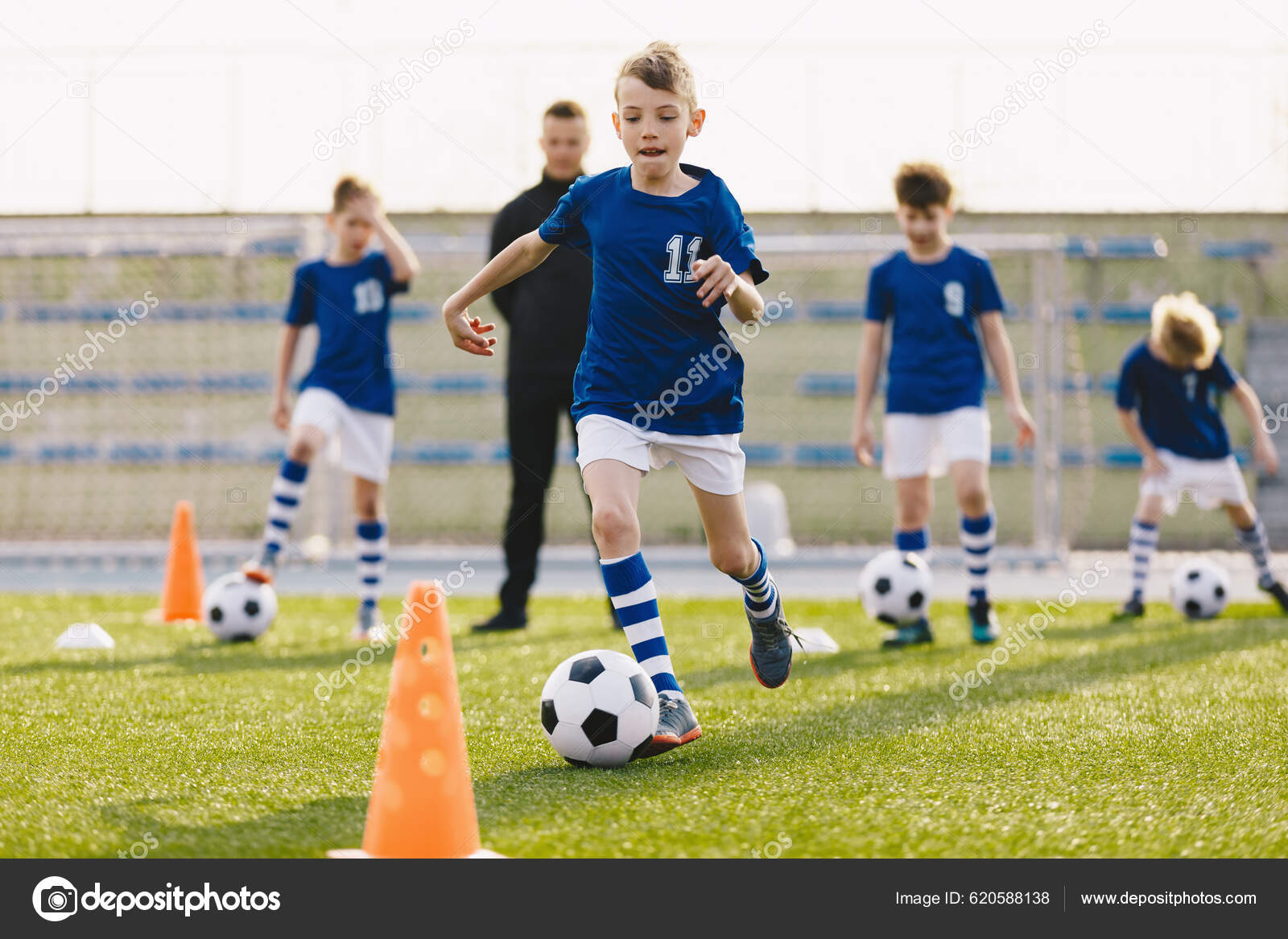 Nuoret Eurooppalaiset Jalkapalloilijat Dribbling Balls Happy Kids  Harjoittelemassa Jalkapalloharjoitusta Jalkapallo — valokuva © matimix  #620588138