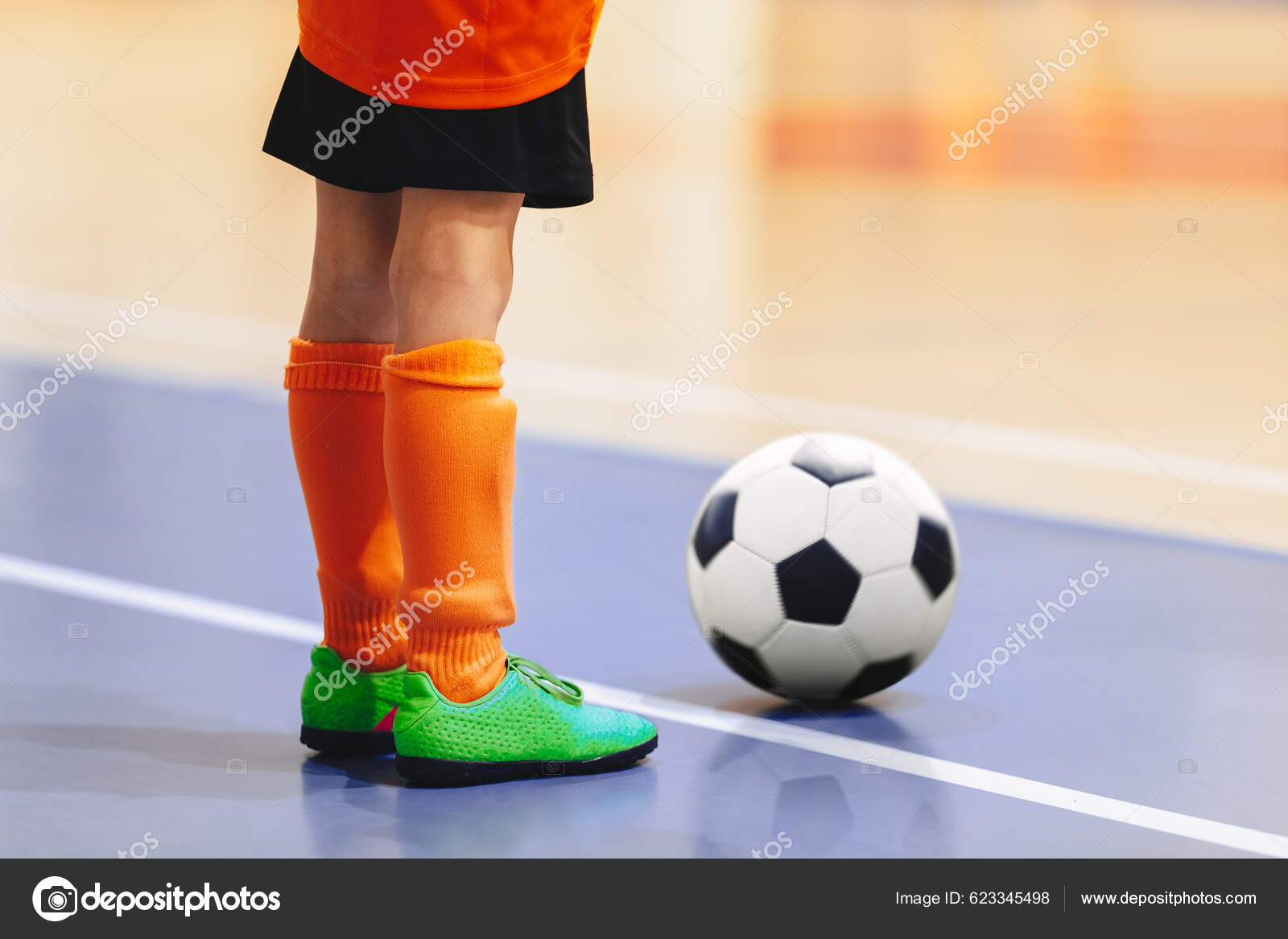 Sala de deportes de fútbol interior. Jugador de futbol, pelota, piso de  futsal. Fondo deportivo. Liga de fútbol juvenil. Jugadores de fútbol de  interior con pelota de fútbol clásica .: fotografía de