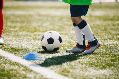 Antrenman sınıfında koşan ve tekmeleyen küçük çocuk.