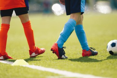 Kırmızı ve Mavi Futbol Üniformalı Futbolcular. Spor sahasında yürüyen iki futbolcu var. Futbol Kırmızı ve Mavi Takımı Oyunu Oyna