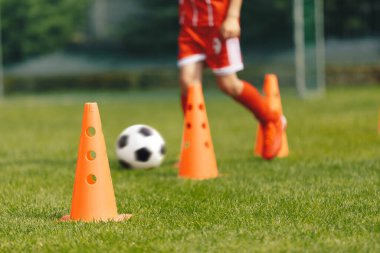 Futbol Eğitim Arkaplanı. Turuncu Tatbikat Konisi. Bulanık Arkaplanda Slalom Drill 'de Koşan Top. Futbol Takımları için Spor Yaz Kampı 