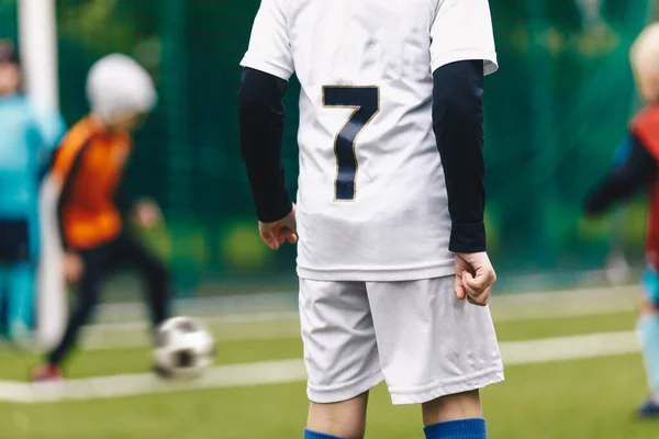 Ein Kleiner Junge Einer Fußballmannschaft Trägt Ein Weißes Trikot Mit — Stockfoto