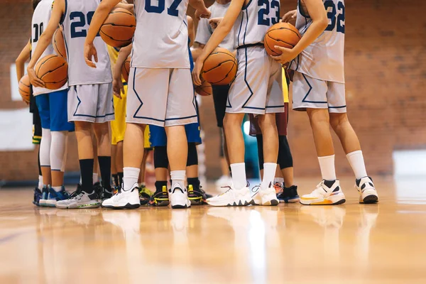 Junior Squadra Basket Durante Lezione Formazione Piedi Insieme Rannicchiarsi Cerchio — Foto Stock