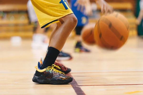 Молодші Баскетболісти Змагаються Баскетболу Черзі Молоді Баскетболісти Класичним Ячем Шкільному — стокове фото