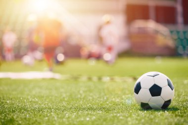 Güneşli bir günde Doğal Çimen Sahasında Futbol Topu. Yaz Kampı 'nda Çocuklar için Futbol Eğitimi. Futbol Antrenman Salonu ve Futbol Ekipmanları