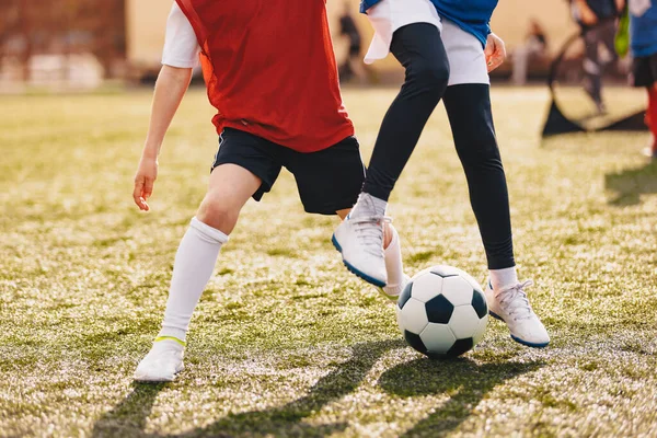 在阳光灿烂的日子里 红蓝足球运动员在决斗中竞争 儿童足球比赛 少年足球运动员踢古典足球的足球背景 — 图库照片