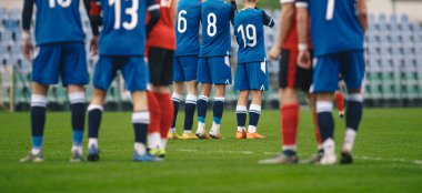 Futbolcular serbest vuruş sırasında duvarda duruyorlar.
