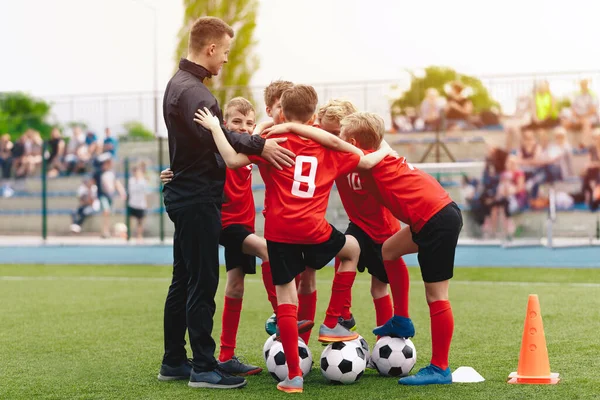 Gelukkige Voetbal Kinderen Met Coach Staande Een Cirkel Kinderen Football — Stockfoto