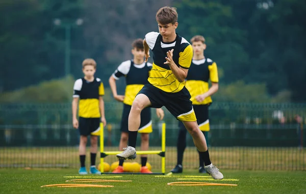 Ποδόσφαιρο Στρατόπεδο Για Εφήβους Νέοι Ποδοσφαιριστές Συνεδρία Εκπαίδευσης Ταχύτητας Και — Φωτογραφία Αρχείου