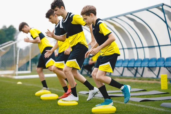 Εκπαίδευση Αθλητικού Ισοζυγίου Έφηβοι Ποδοσφαιριστές Που Στέκονται Πάνω Μαξιλάρια Ισορροπίας — Φωτογραφία Αρχείου
