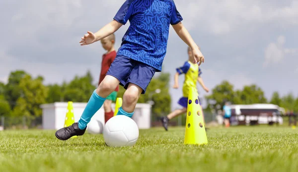 Acampamento Futebol Para Crianças Escola Jovem Jogador Chutando Bola Prática — Fotografia de Stock