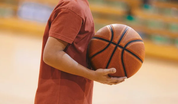 Seorang Pemain Basket Memegang Bola Basket Selama Sesi Latihan Tim — Stok Foto