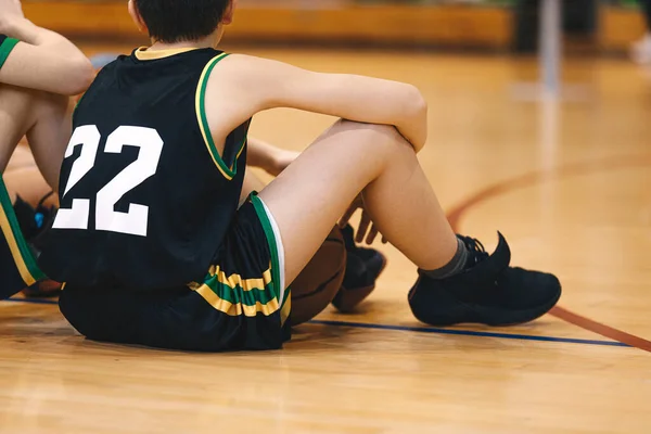 Баскетболист Сидящий Баскетбольной Площадке Держащий Баскетбол Время Тренировки Баскетбольная Тренировка — стоковое фото