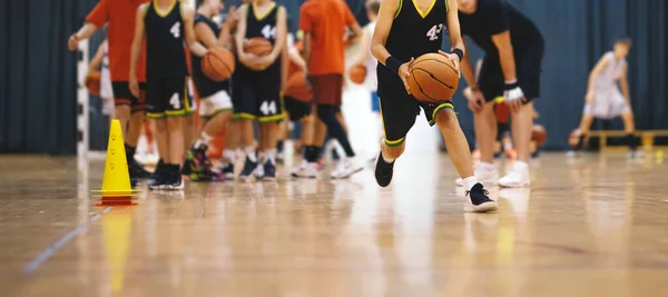 Молодіжні Баскетболісти Команді Тренувальної Дрилі Молоді Хлопці — стокове фото