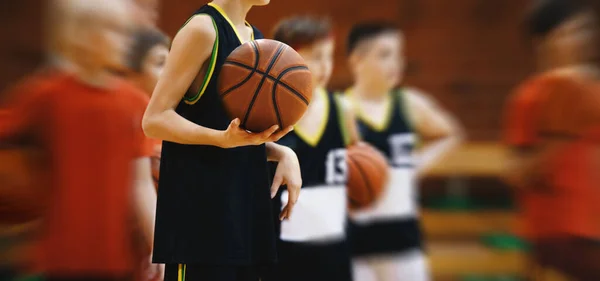 バスケットボールの夢が解き放たれる トレーニングコートで完璧なスキルを持つ若い男の子 練習中のバスケットボールキッズホールディングボール バスケットボールの背景 — ストック写真