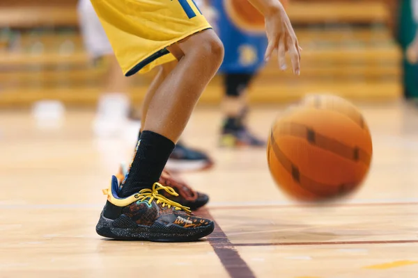 Інтенсивний Баскетбольний Тренінг Молодого Хлопчика Дворі Чемпіонів Шкільні Діти Демонструють — стокове фото