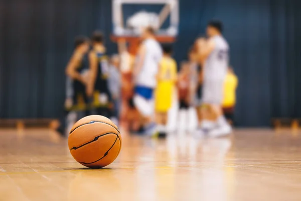 Pallone Basket Campo Legno Ragazzi Giocano Basket Sfondo Sfocato Junior — Foto Stock