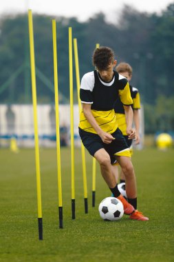 Antrenman sahasında Polonyalılar Arasında Toplarla Koşan Futbolcular. Genç futbolcular için futbol antrenmanı seansı. Spor Takımı Lig Sezonundan Önce Eğitim Kampında