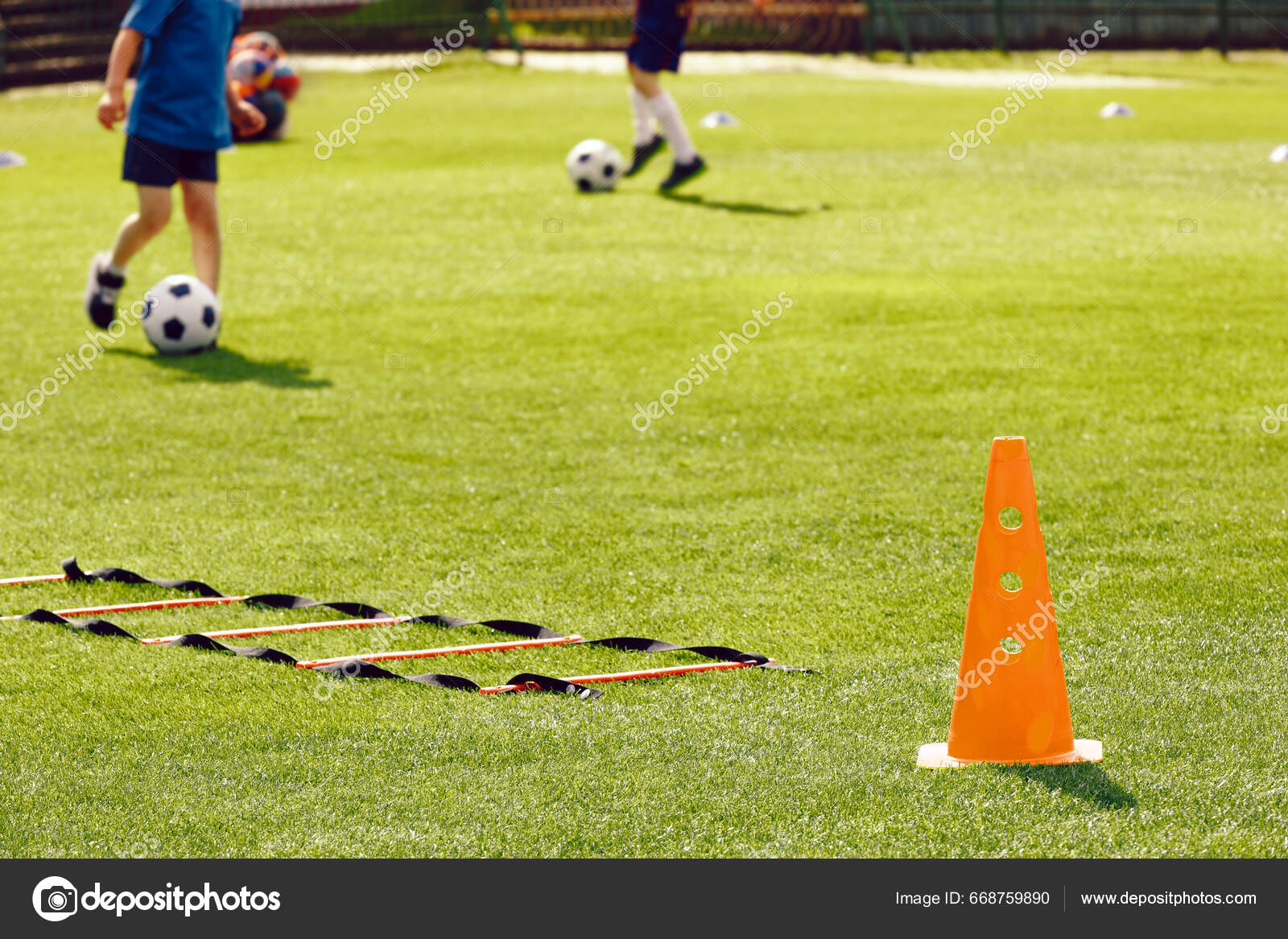 Entrenamiento Con Conos Sesión Entrenamiento Fútbol Para Niños Campamento  Fútbol: fotografía de stock © matimix #406270616