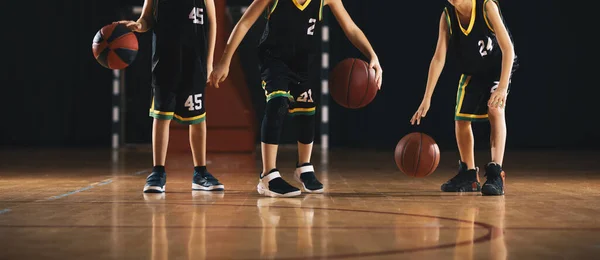 Sekelompok Anak Anak Memantul Bola Basket Lapangan Kayu Anak Anak — Stok Foto