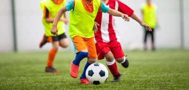 Çocuklar için futbol maçı. Karşıt takımlardaki çocuklar yaz turnuvasında futbol oynuyorlar. Okul Futbol Ligi